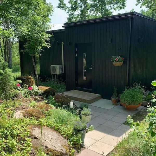 Small cozy 3-room house with terrace & large garden, hotel i Ilmandu