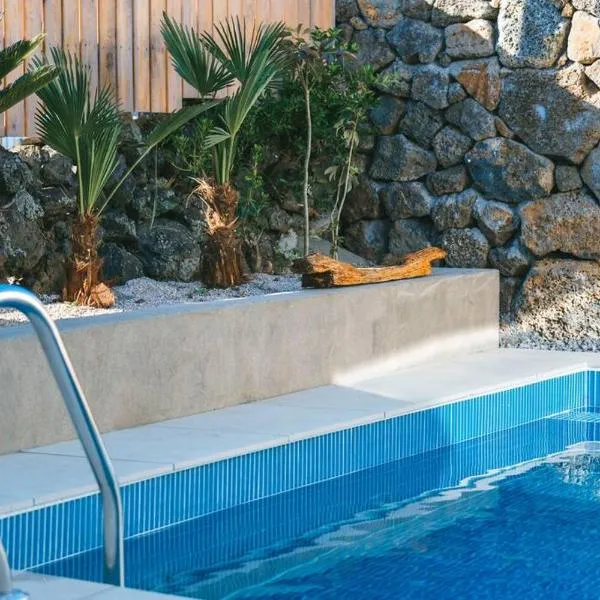 Hold in Hamdeok with Pool, hotel in Jeju