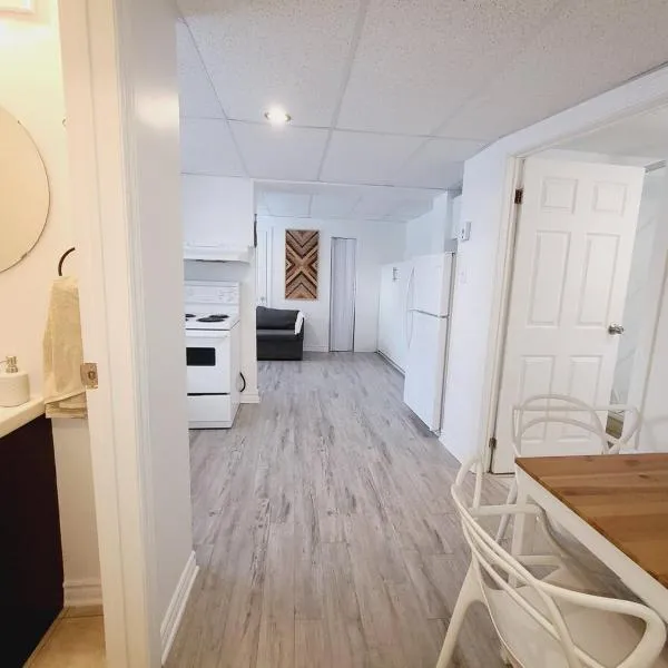 Cozy 1BR in Vieux-Longueuil +parking 14min Downtown, hôtel à Longueuil