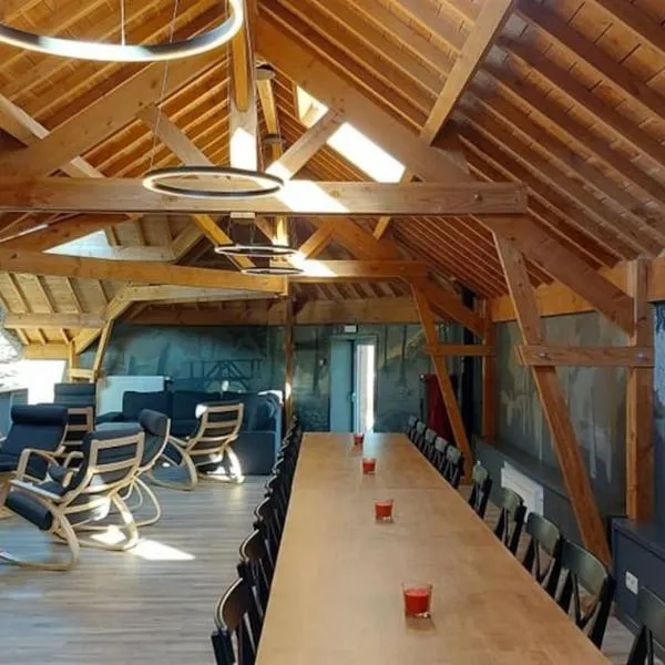 Sous le Charme - Gîte rural grande capacité (16p), hotel in Herbeumont