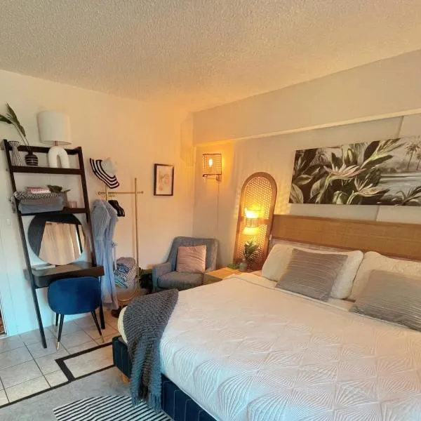 Seashore Waikiki studio 1 block from a beach No Resort Fees, hotel in Honolulu