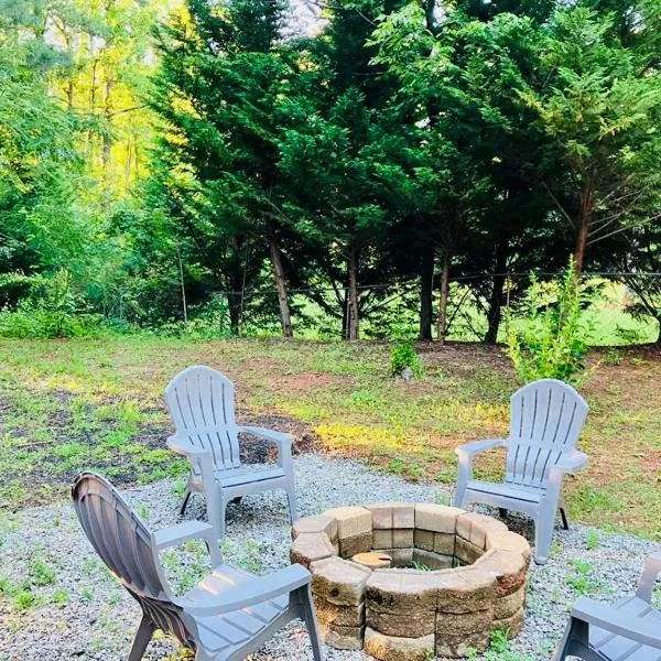 Cozy New Mfd Home near Lake Norman, hotel v destinaci Denver