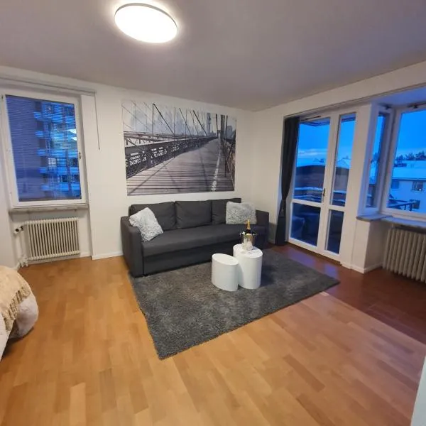 Close to the subway. Beautiful and Cozy apartment!, Hotel in Stockholm
