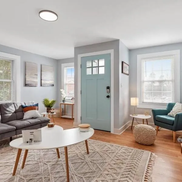 BOHO BUNGALOW - STEPS FROM HISTORIC DOWNTOWN APEX, hotel v destinaci Apex