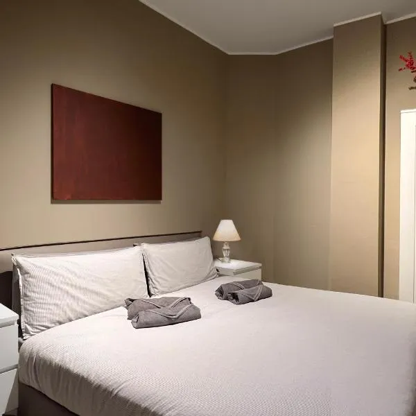 Bright & Spacious Apt on M1 Red Line 1 min to Metro, Direct to Duomo & Rho Fiera, hôtel à Milan