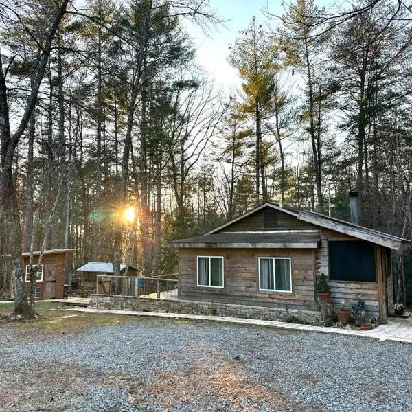 Beautiful & peaceful cabin w/ deck garden & fire-pit, hotell sihtkohas Murphy