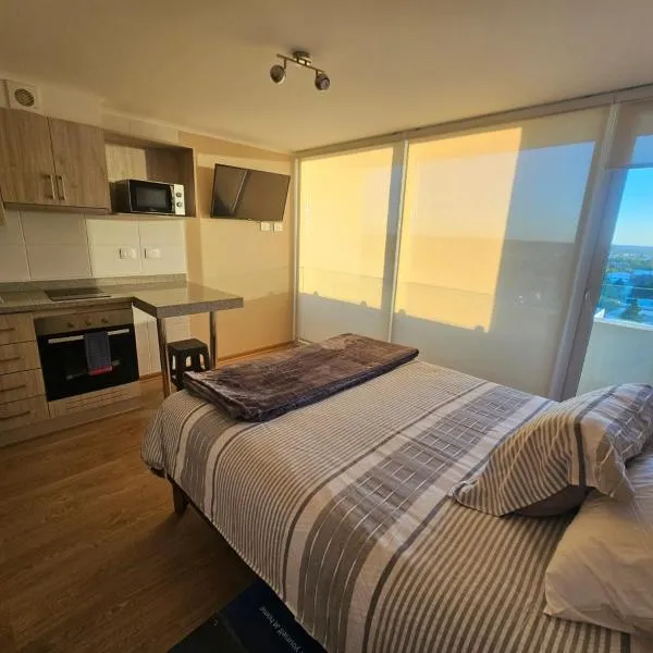 Depto Full Equipado en Centro de Chillán con Estacionamiento 10, hotel in Chillán