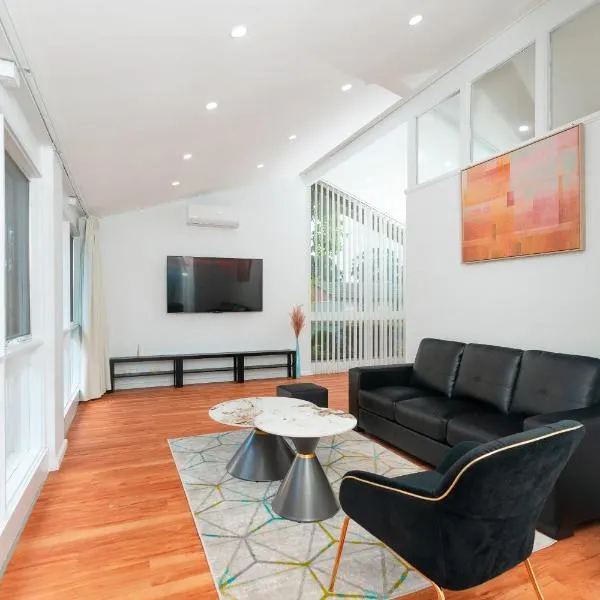 Modern Cozy Retreat-4Bedroom, Full Kitchen, Coffee Machine, Cot, Pets allowed-Fully Fenced,FreeWifi, Netflix, 2TV, hotel in Campbelltown
