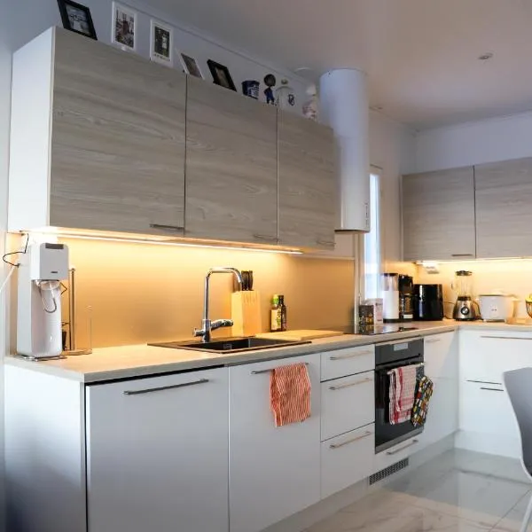 Modern semi-detached house with wonderful location!, hotel i Rovaniemi