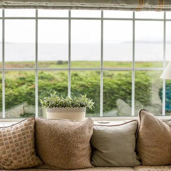 Beautiful spacious old schoolhouse with stunning sea views and beach nearby, hotel v destinaci Port Bannatyne