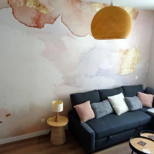 Appartement Hestia F1 bis + terrasse hyper centre, hotel in Lons-le-Saunier