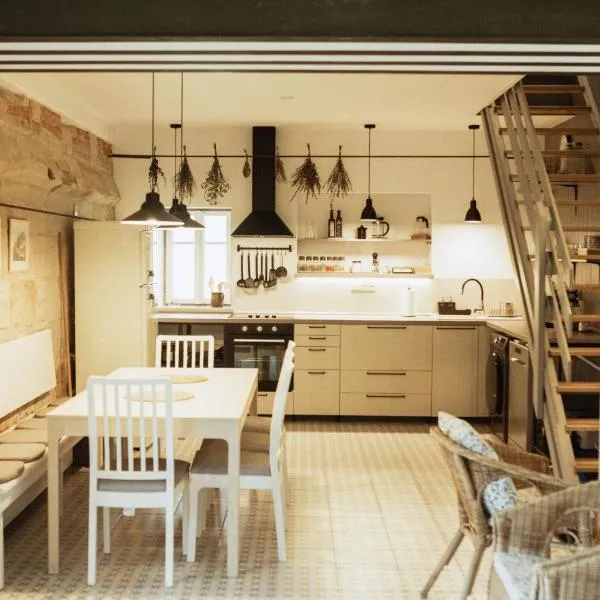 Sandstone Lodge, hotel in Kacanovy