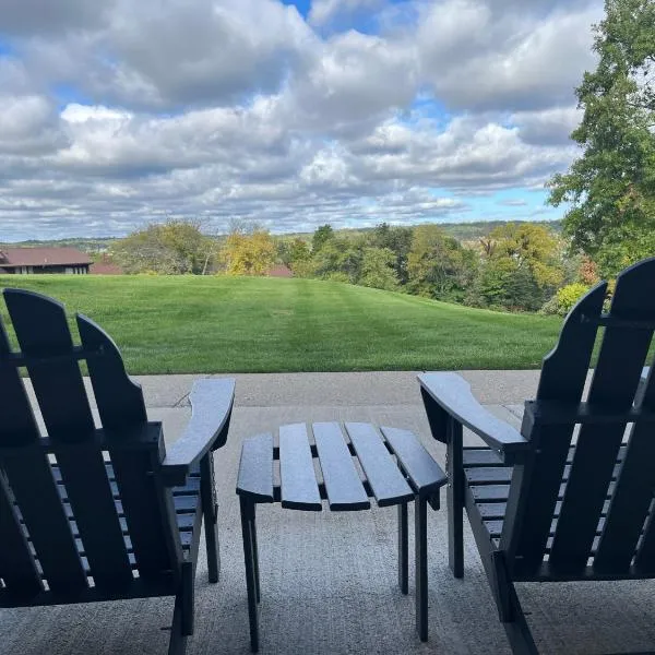 Newly Updated Modern, Spacious, and Cozy Condo- Right on the Lake!, khách sạn ở Lake Geneva