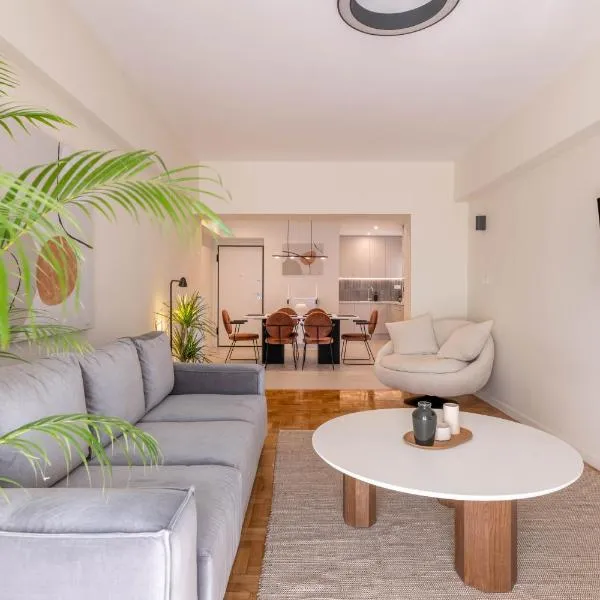 Large 2Bedroom, 2Bathroom Flat with Dining Space & Free Parking, ξενοδοχείο στην Αθήνα