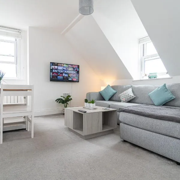 Light airy 3 bed Town Cntr flat 700m to the Beach, hotel v destinaci Bournemouth