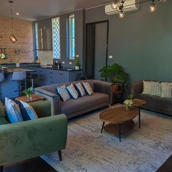 New Chapter House, 3 big bedroom, 1.5 km to centre, Hotel in Pai