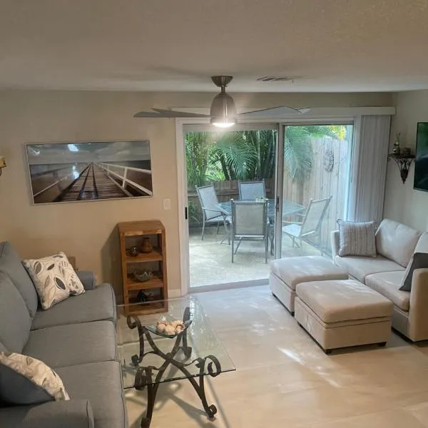 Coastal Townhome in Jupiter 1 mile to beach!, ξενοδοχείο σε Jupiter