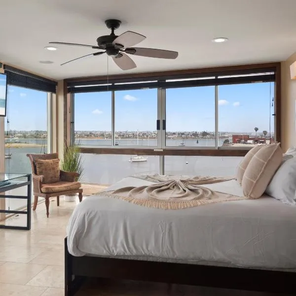 Stunning Bayfront condo with gorgeous views, garage, massive roof deck & AC - dogs welcome!, Hotel in San Diego