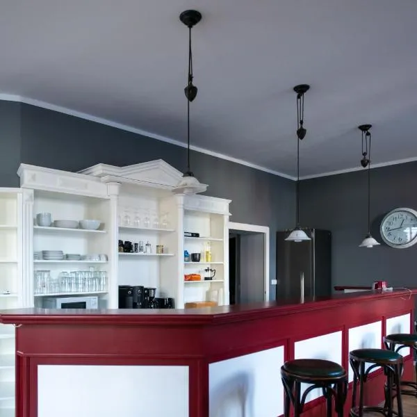 Alt-Berliner Eckkneipe - "Feuchte Ecke", hôtel à Berlin