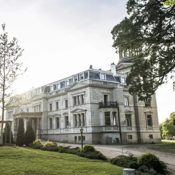 Schloss Kaarz mit Park, hotel u gradu Kaarz