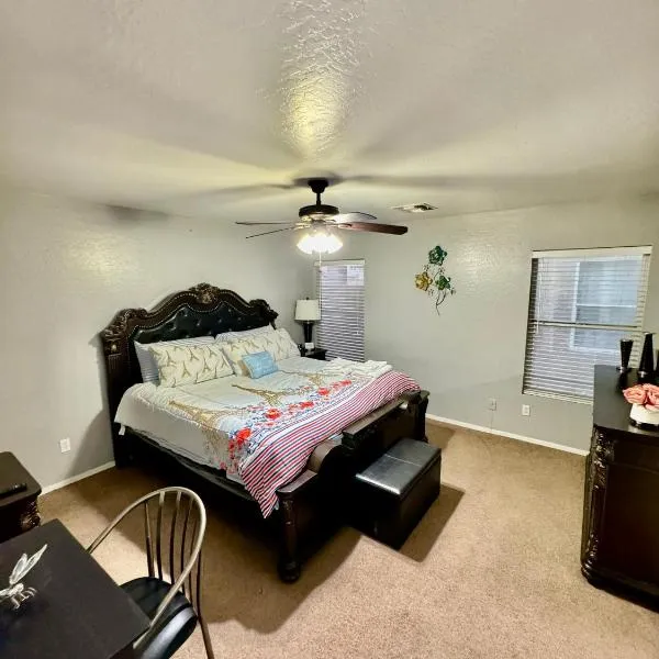 West PHX Cozy king suit with private bathroom Inside a house, hotel a Phoenix