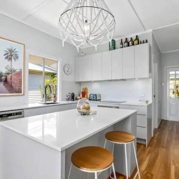 Stylish Beachouse 200m to Trendy Moffat Beach, hotel in Caloundra