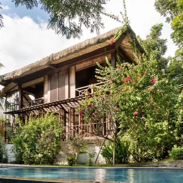 The Red Hen Homestead, hotel in Batangas City