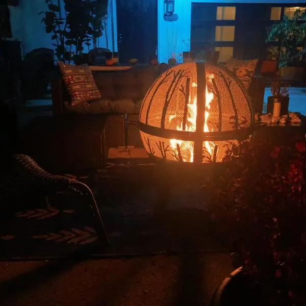 SALE!! Brick City Bungalow 20 mins from NYC!!, hotel v destinaci Newark