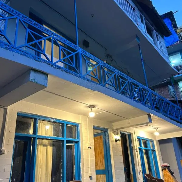 Tiny Spot Hostel, hotel in Manāli