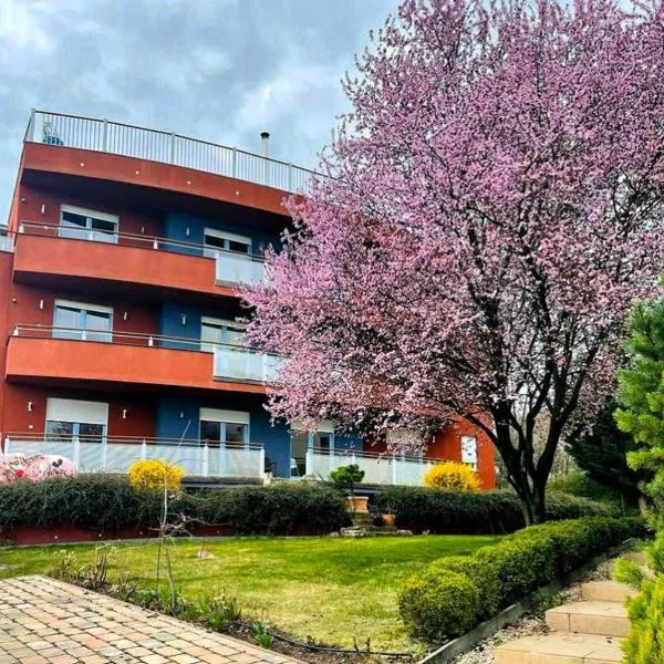 RoseHill Garden Family Villa with a Great Budapest View, hotel in Budapest