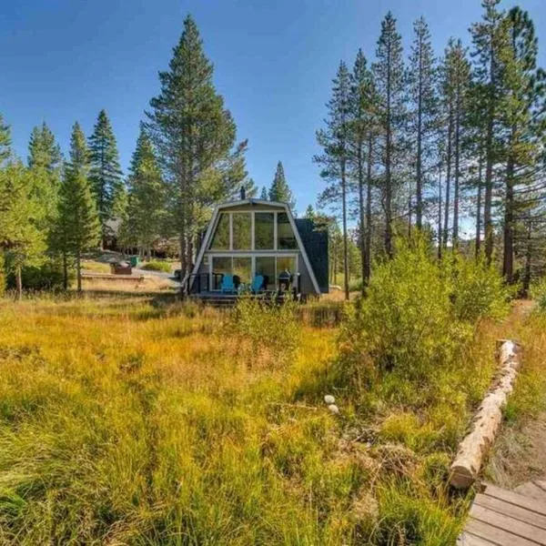 Modern Gambrel Cabin Near Ski Resorts, hotel v mestu Truckee