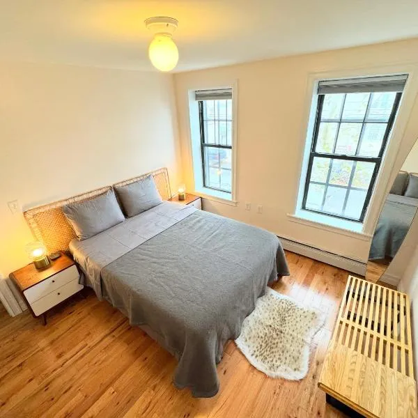 The Waltham Private Room & bathroom John F Kennedy JFK LGA Airport Manhattan Penn Station bullet-train 15 min, hotel in Queens