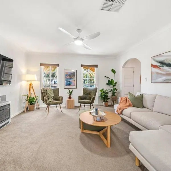 Sage By The Sea - Stylish Beachside Living with BBQ, hotel a Henley Beach South