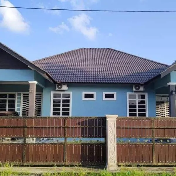 Gemia Rumah Tamu - 3 bilik aircond - near nasi dagang Atas tol, hotel in Kampong Kedai Buloh