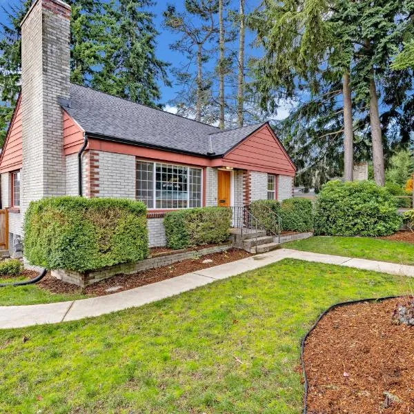 Remodeled Home Fenced Yard Outdoor Fireplace, hotel in Seattle