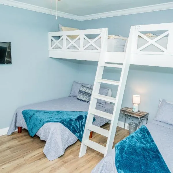 Cottage Beach House Steps From Beach 3 bedroom 2 bath, hotel in Gulf Shores