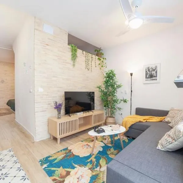 RB - Urban loft retreat, comfort & good location, Hotel in Valencia