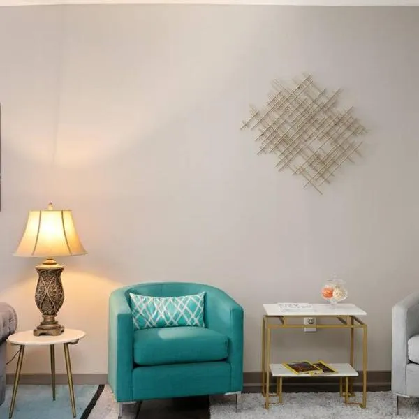 DT Charm Apt with Pool,Gym,Wine,WKSpace, Free Parking, hotel in Charlotte