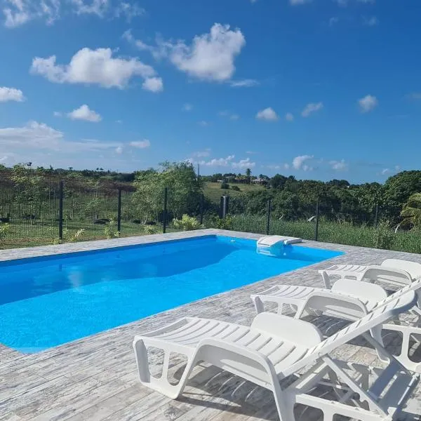 Maison Laurencia - Appartement au rez-de-chaussée avec jardin, hotel in Sainte-Anne