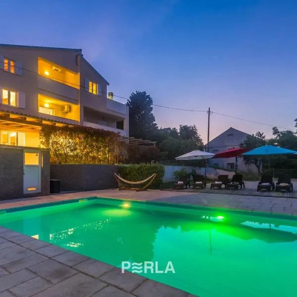 House MIRABELLE with Pool, hotel v destinaci Nerezine