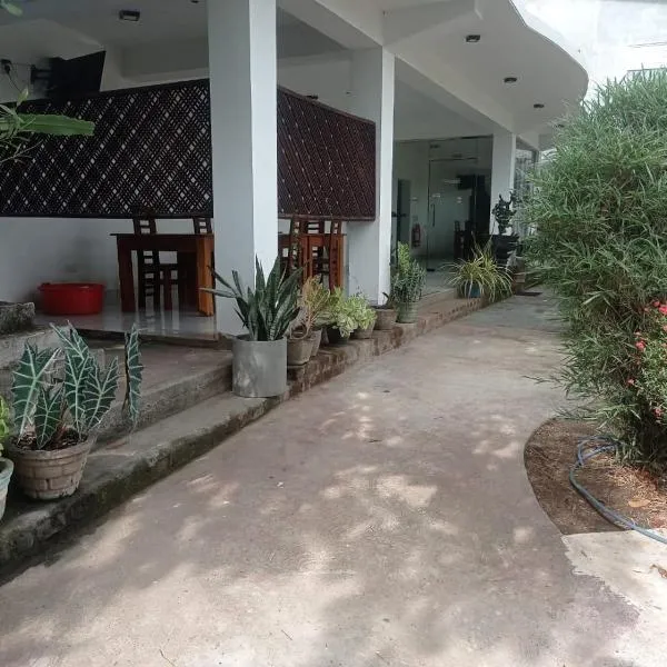 Senanayaka Holiday Inn、ポロンナルワのホテル