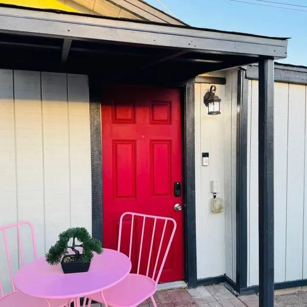 New Tiny Home Uptown Phoenix (Unit E), hótel í Phoenix