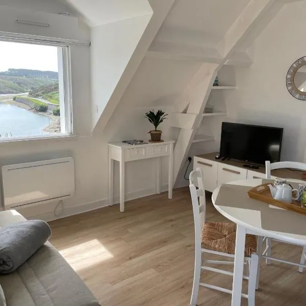 Appartement T2 vue mer Sauzon terrasse et parking privés, hotel v destinaci Sauzon