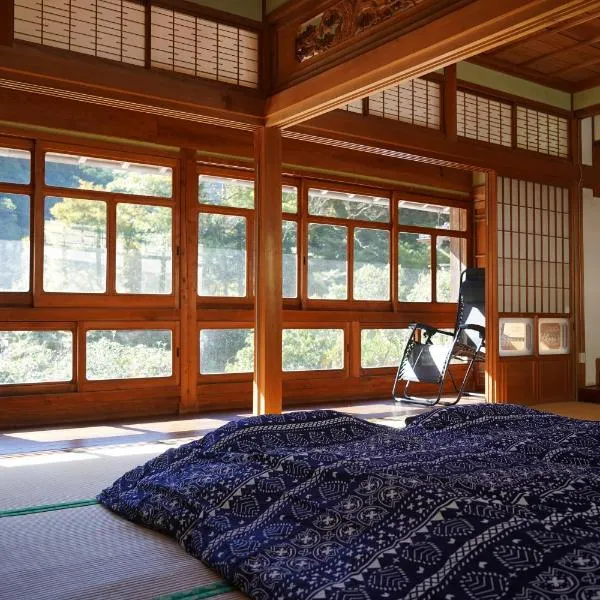 TOSAYAMA BASE 清流沿いの里山　古民家貸切　高知市街地より車で約20分, hôtel à Kōchi