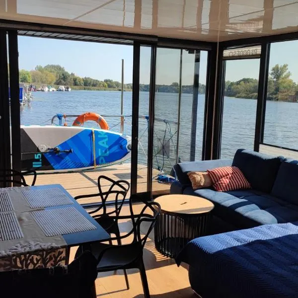 Houseboat Water King apartament pływający dom na wodzie łódź Hausboot 7 os, khách sạn ở Uraz