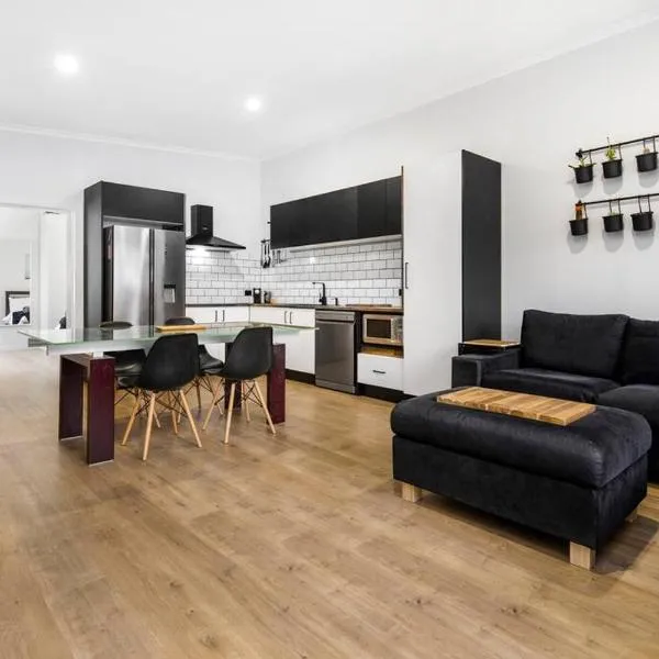 Modern Oasis: Sleeps 4, Parking, Kitchen, WiFi, hotel en Adelaida