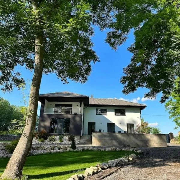 Riverside Residence, hotel em Trstice