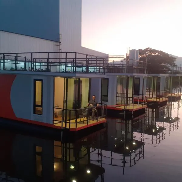 ริมกว๊านชาเลย์ รีสอร์ทแอนด์คาเฟ่ Rimkwan Chalay Resort and Cafe, hotel v destinaci Ban Rong Ha