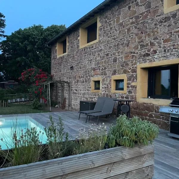 La Grange aux hirondelles - avec piscine et spa, ξενοδοχείο σε Commelle-Vernay