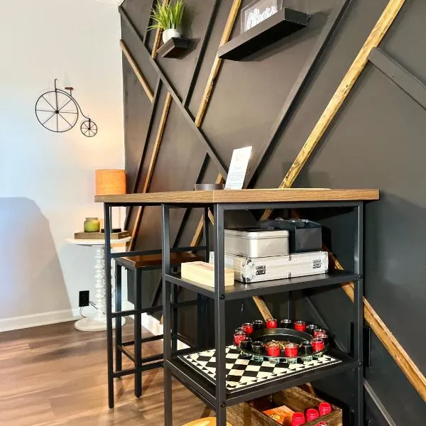 Getaway Villa- 3 mins to Mohegan- Fully Stocked with Two Full Beds & Fireplace- Jacuzzi, Saltwater Pools, Sauna, hotel v destinaci Norwich